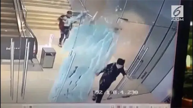 VIDEO: Tabrak Pintu Kaca Hingga Pecah, Orang Ini Malah...