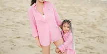 Putri Shandy Aulia, Claire Herbowo, curi perhatian saat liburan di pantai bersama kedua orangtuanya [@claireherbowo]