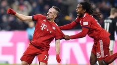 Gelandang Bayern Munich, Franck Ribery, melakukan selebrasi usai membobol gawang RB Leipzig pada laga Bundesliga di Allianz Arena, Kamis (20/12). Bayern Munich menang 1-0 atas RB Leipzig. (AFP/Chirstof Stache)
