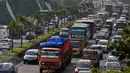 Kepadatan kendaraan pribadi dan truk barang di Tol Pondok Pinang- TMII menuju Tol Lingkar Luar Jakarta, Selasa (29/12). Aturan tersebut dituangkan dalam surat edaran ke pihak kepolisian, Gubernur, Walikota dan Bupati setempat. (Liputan6.com/Yoppy Renato)