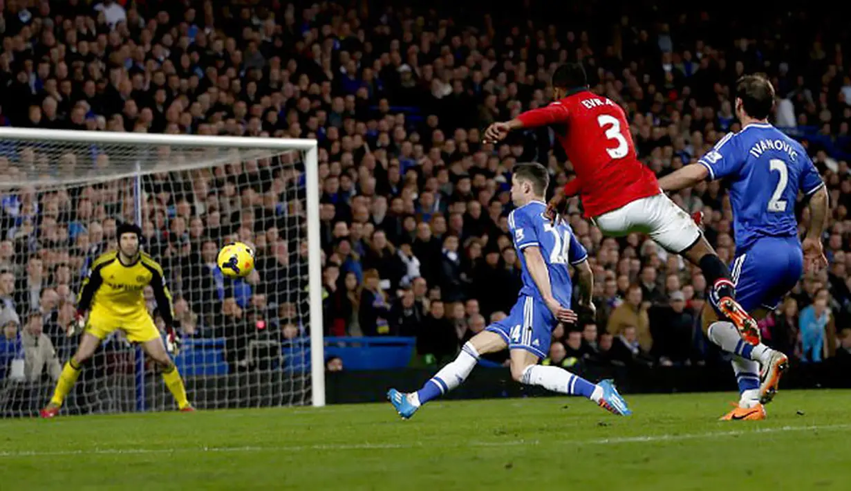 Patrice Evra menendang bola ke sisi gawang pada pertandingan sepak bola Liga Inggris antara Chelsea vs Manchester United  di Stadion Stamford Bridge, London (19/01/14). (AFP/Adrian Dennis)