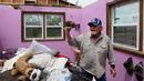 Seorang pria berada di rumanya yang rusak usai dilanda tornado di Laramie County, Wyoming, AS (29/5). Akibat tornado ini delapan properti dan rumah rusak berat. (Jacob Byk/The Wyoming Tribune Eagle via AP)
