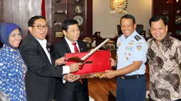 F-16 yang terbakar kemarin menurut KSAU Marsekal Madya Agus Supriatna  karena tidak dilengkapi dengan drag chute atau suatu perlengkapan parasut pesawat, Jakarta, Jumat (17/4/2015). Agus tampak berpose dengan pimpinan DPR. (Liputan6.com/Helmi Afandi)
