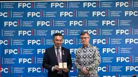 Pendiri FPCI Dino Patti Djalal menerima penghargaan "Order of Merit" dari presiden Ukraina, diwakili oleh Duta Besar Ukraina untuk Indonesia Vasyl Hamianin di Kantor FPCI, Rabu (28/2/2024). (Liputan6/Benedikta Miranti)