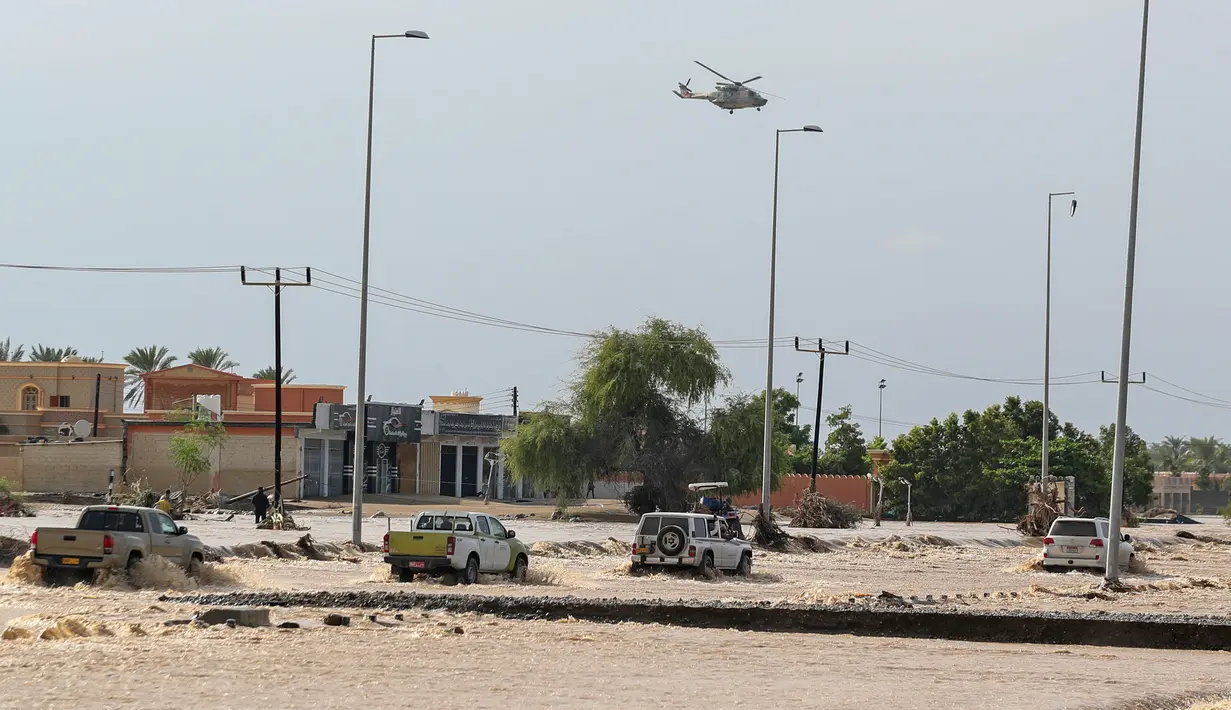Angkatan udara Oman menggunakan helikopter mencari korban selamat yang terdampar setelah Topan tropis Shaheen di kota al-Khaburah di wilayah al-Batinah Oman (4/10/2021). Topan kuat melanda Oman yang menyebabkan banjir dan tanah longsor yang meluas, kata otoritas darurat. (AFP/Haitham Al-Shukairi)