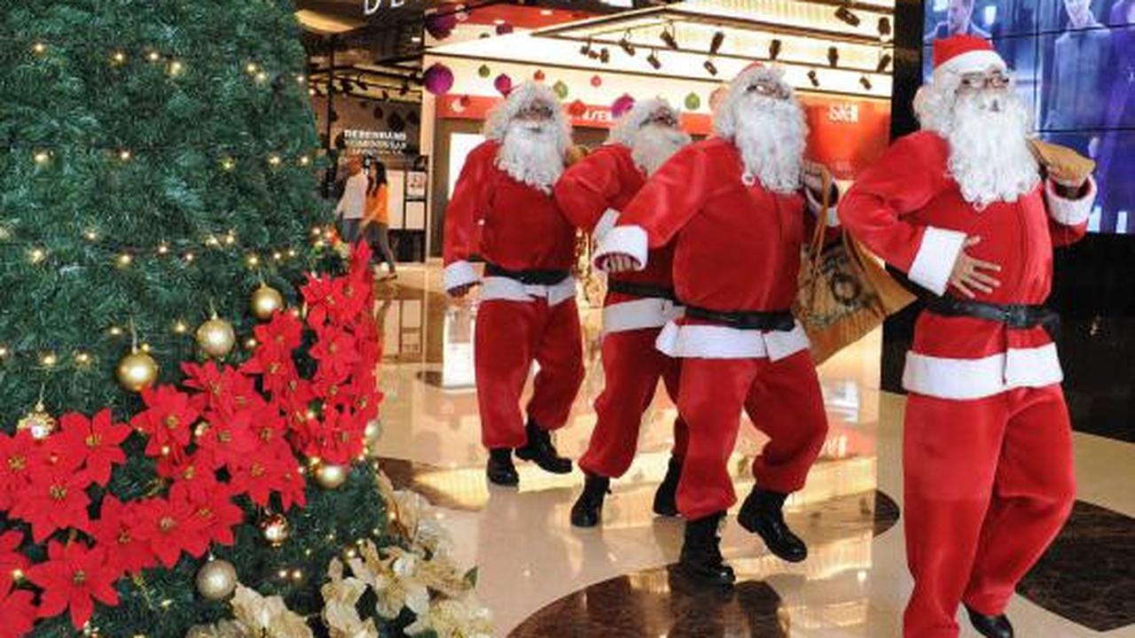 Santa Claus bagi-bagi hadiah di Lippo Mall Kemang
