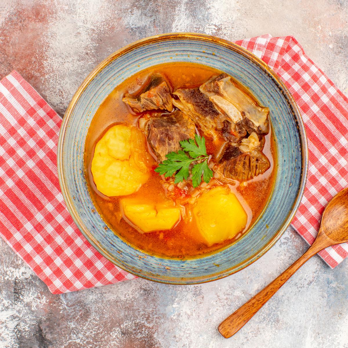 Ilustrasi Sop Iga Sapi Kuah Asam Pedas (©Freepik)