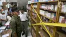 Menteri Koordinator Bidang Pembangunan Manusia dan Kebudayaan (Menko PMK) Muhadjir Effendy (kanan) bersama Wali Kota Bogor Bima Arya (kedua kanan) memasang tanda larangan peredaran obat sirup anak saat sidak di Depo Farmasi Poliklinik Afiat RS PMI, Bogor, Jawa Barat, Sabtu (22/10/2022). Sidak dilakukan pada depo farmasi dan dua apotek di Kota Bogor menyusul terbitnya surat edaran nomor SR.01.05/III/3461/2022 dari Kementerian Kesehatan tentang penghentian sementara penggunaan obat dan vitamin dalam bentuk cair atau sirup kepada anak-anak. (merdeka.com/Arie Basuki)