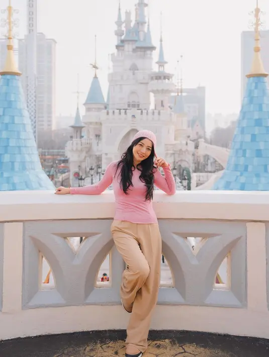 Penampilan manis lainnya dari Hesti mengenakan turtleneck pink yang serasi dengan beanienya. Ia padukan secara sederhana dengan celana panjang cokelat. [Foto: Instagram/hestipurwadinata]