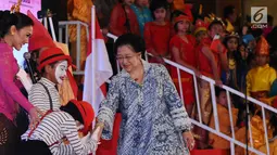 Presiden kelima RI Megawati Soekarnoputri (kanan) disalami pengisi acara Festival Prestasi Indonesia di JCC Jakarta, Senin (21/8). Festival dibuka oleh Menko Kemaritiman Luhut B Pandjaitan. (Liputan6.com/Helmi Fithriansyah)