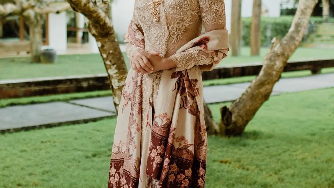 Tiru Gaya Erina Gudono, Yura Yunita, hingga Maudy Ayunda Kenakan Kebaya dengan Cara Modern