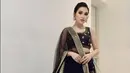 <p>Ayu Ting Ting tampil bold dengan kain sari bernuansa hitam dan emas, gaya ini semakin hadirkan kesan yang begitu memesona. [Foto: Instagram/ Ayu Ting Ting]</p>