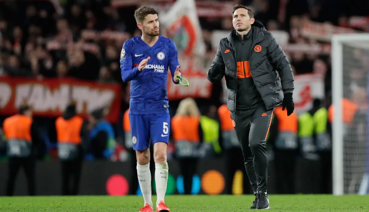 Pelatih Chelsea Frank Lampard (kanan) dan pemain Jorginho menyapa suporter pada akhir laga menghadapi Bayern Munchen pada pertandingan babak 16 besar Liga Champions di Stamford Brige Stadium, London, Inggris, Selasa (25/2/2020). Bayern Munchen menang dengan skor 3-0. (AP Photo/Kirsty Wigglesworth)