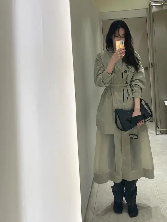 Jeong Jong Seo juga tak pernah takut mengeksplorasi gayanya. Di foto ini, Jeong Jong Seo tetap bisa memamerkan body goalsnya yang tinggi semampai dalam balutan coat berdesain edgy, celana jeans hitam, dan boots yang juga berwarna hitam. Mana gaya Jeong Jong Seo yang jadi favoritmu, Sahabat FIMELA?