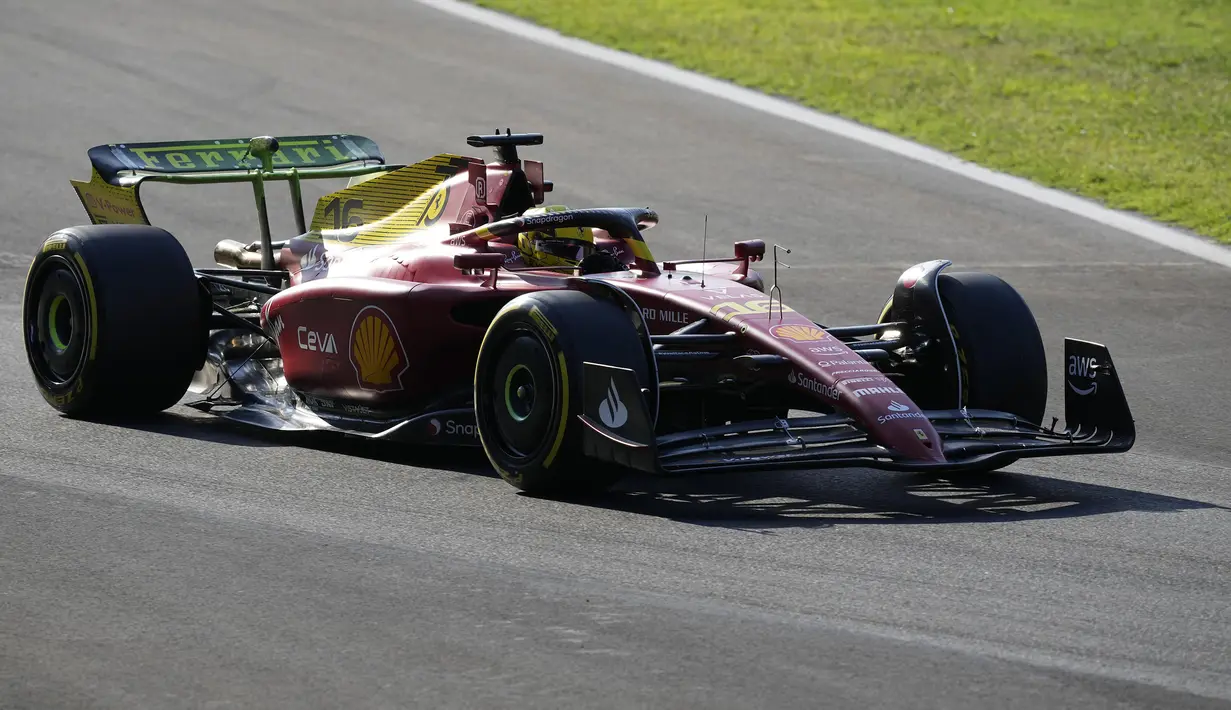 Lantas, akankan Ferrari akan meraih hasil positif di hadapan para Tifosi mereka? Meski Red Bull tengah berapi-api dengan sang juara bertahan mereka, Max Verstappen. (AP/Antonio Calanni)
