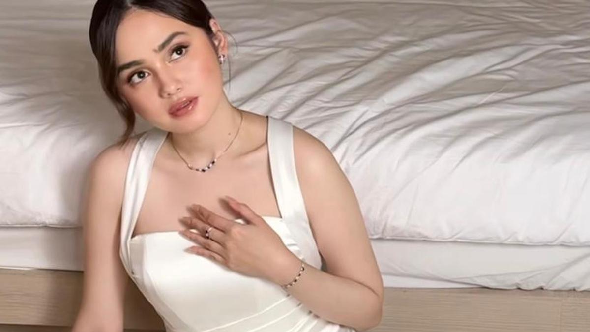 Pesona Syifa Hadju dalam Balutan Gaun Putih Bak Pengantin, Elegan dan Memikat