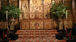 Karangan bunga ditempatkan di kedua sisi altar Kapel St George untuk upacara pernikahan Pangeran Harry dan Meghan Markle di Kastil Windsor, Inggris, Sabtu (19/5). Pangeran Harry dan Meghan Markle akan menikah di Kastil Windsor. (Danny Lawson/POOL/AFP)