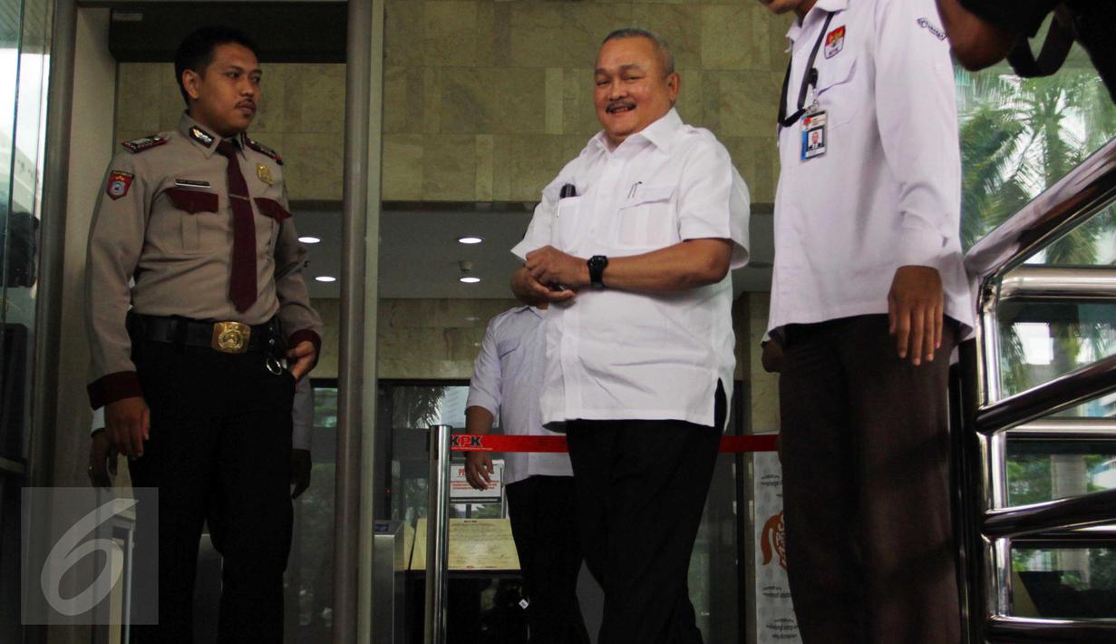 Alex Noerdin berjalan keluar gedung KPK usai menjalani pemeriksaan, Jakarta, Selasa (1/3/2016). Alex diperiksa sebagai saksi kasus dugaan korupsi Wisma Atlet SEA Games Jakabaring dan Gedung Serbaguna Pemprov Sumsel 2011. (Liputan6.com/Helmi Afandi)