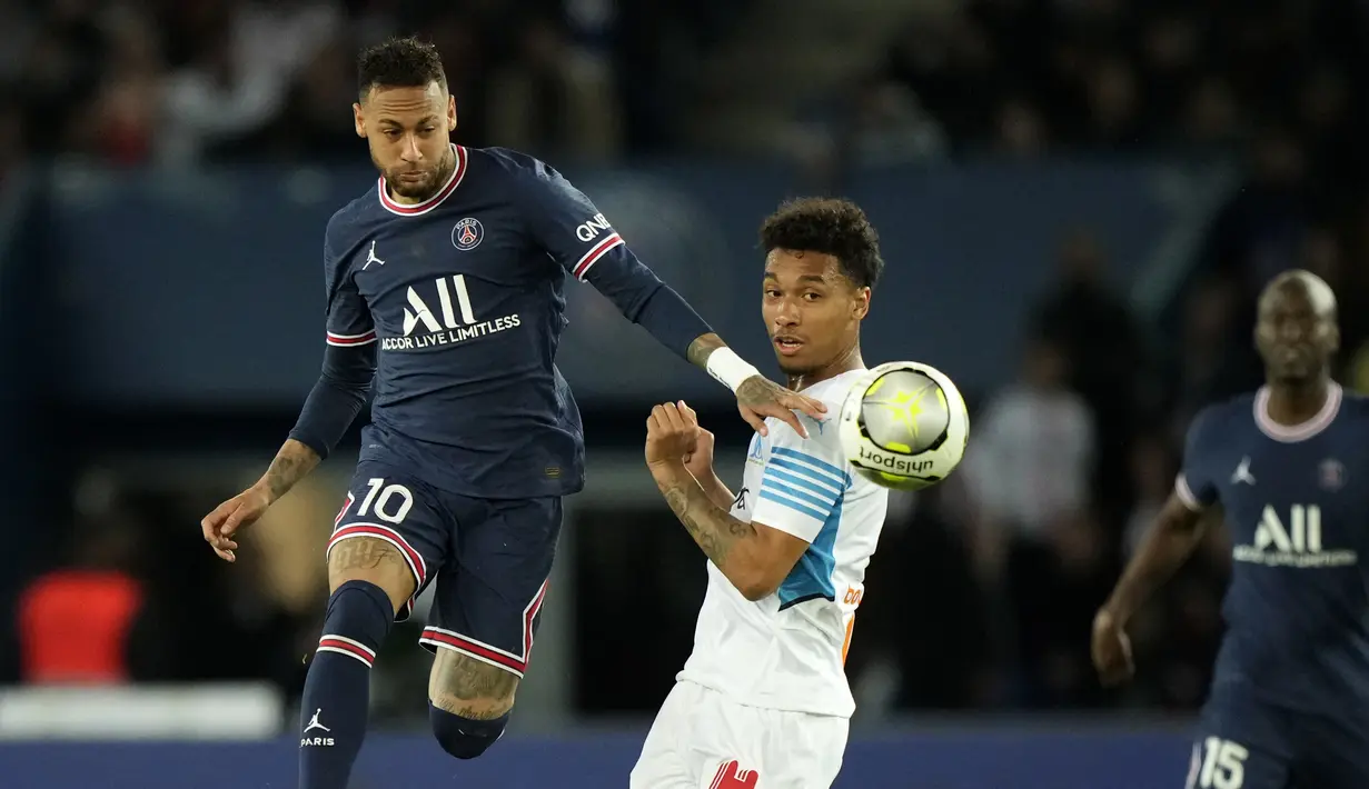 Penyerang Paris Saint-Germain atau PSG Neymar menendang bola saat menghadapi Olympique Marseille pada laga Liga Prancis pekan ke-32 di Parc des Princes, Senin (18/4/2022) dini hari WIB. PSG vs Marseille berakhir dengan skor 2-1. (AP Photo/Francois Mori)
