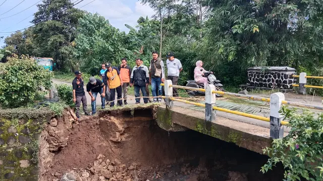 Longsor juga menimpa Tembok Penahan Tanah (TPT) di Kp. Cigadog, Desa Cikembar