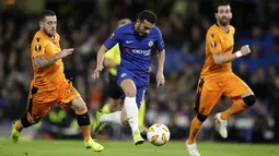 Gelandang Chelsea, Pedro Rodriguez, menggiring bola saat melawan PAOK Thessaloniki pada laga Liga Europa di Stadion Stamford Bridge, Kamis (29/11). Chelsea menang 4-0 atas PAOK Thessaloniki. (AP/Matt Dunham)