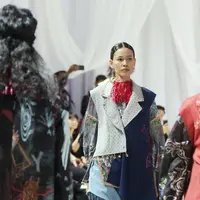 Wujud pelestarian wastra Nusantara ke generasi muda, Mel Ahyar luncurkan koleksi terbaru melalui peragaan Mel Ahyar Annual Show 2023: Kultulibrasi. [Fimela/Bambang E. Ros]