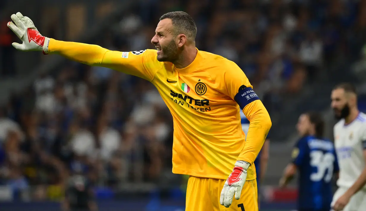 Samir Handanovic. Kiper Slovenia yang kini masih menjalani musim ke-10 bersama Inter Milan total telah tampil dalam 535 laga di Serie A Liga Italia dengan mencatat 151 kali clean sheet. Selain Inter, ia juga pernah memperkuat Treviso, Lazio dan Udinese di Serie A sejak 2004. (AFP/Miguel Medina)