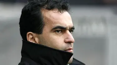Swansea City&#039;s Manager Roberto Martinez looks on from the sidelines against Fulham during the F.A Cup fifth round match at The Liberty Stadium in Swansea on February 14, 2009. AFP PHOTO / Glyn Kirk
