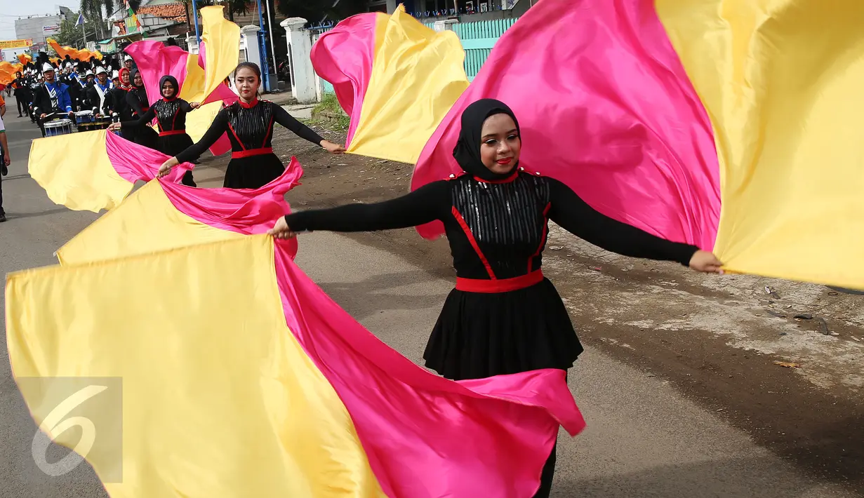 Peserta Pengibar Bendera mengikuti Kirab Kebangsaan 'Bersatu Kita Teguh', Subang, Jawa Barat, Sabtu (4/3). Kirab Kebangsaan ini bertujuan untuk menggelorakan semangat kebinekaan, persatuan dan Pancasila sebagai ideologi bangsa. (Liputan6.com/Johan Tallo)