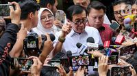 Yasonna H Laoly keluar dari gedung KPK pukul 16.46 WIB. (Liputan6.com/Herman Zakharia)