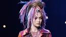 Penampilan Gigi Hadid di catwalk New York Fashion Week saat mengenakan busana rancangan terbaru Marc Jacobs di New York, Kamis (15/9). Gigi mengubah penampilannya dengan wig mirip rambut gimbal berwarna-warni. (Angela WEISS/AFP)di New York, Kamis (15/9). 