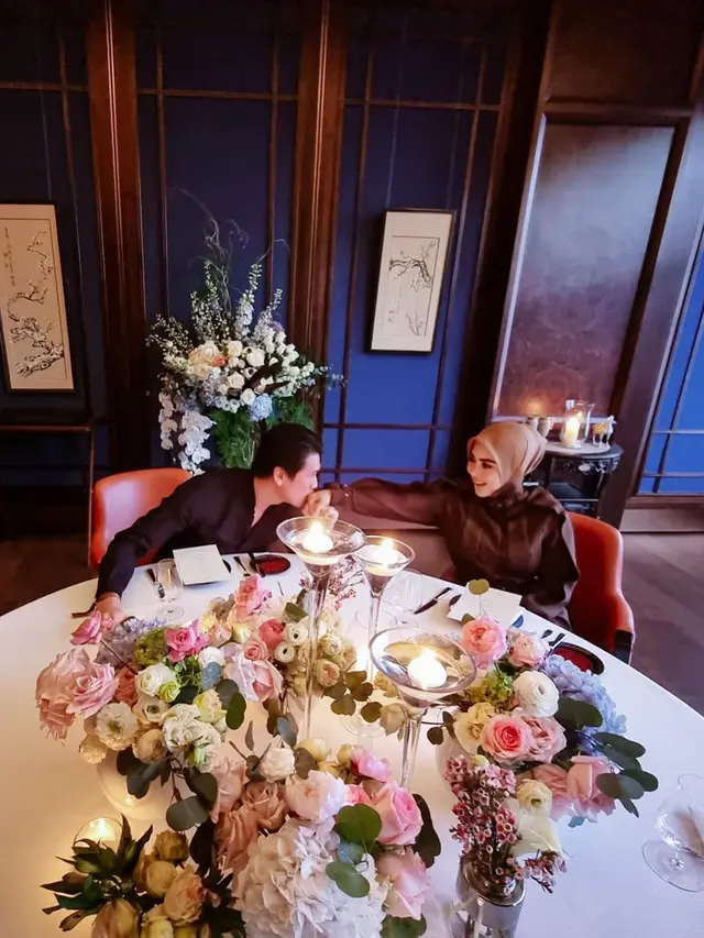 6 Momen Dinner Mewah Syahrini dan Reino Barack Rayakan Anniversary ke-3 di Singapura