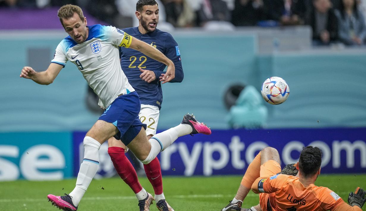 Usai tertinggal, Inggris mampu merespon dengan membuat beberapa peluang. Salah satunya adalah peluang Harry Kane dari dalam kotak penalti yang masih mampu ditepis Hugo Lloris. Hingga babak pertama usai Inggris masih belum mampu mencetak gol penyeimbang. (AP/Christophe Ena)