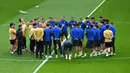 Sesi latihan Barcelona ini sebagai persiapan menghadapi Borussia Dortmund di pertandingan kedua perempat final Liga Champions 2024/2025. (Ina FASSBENDER/AFP)