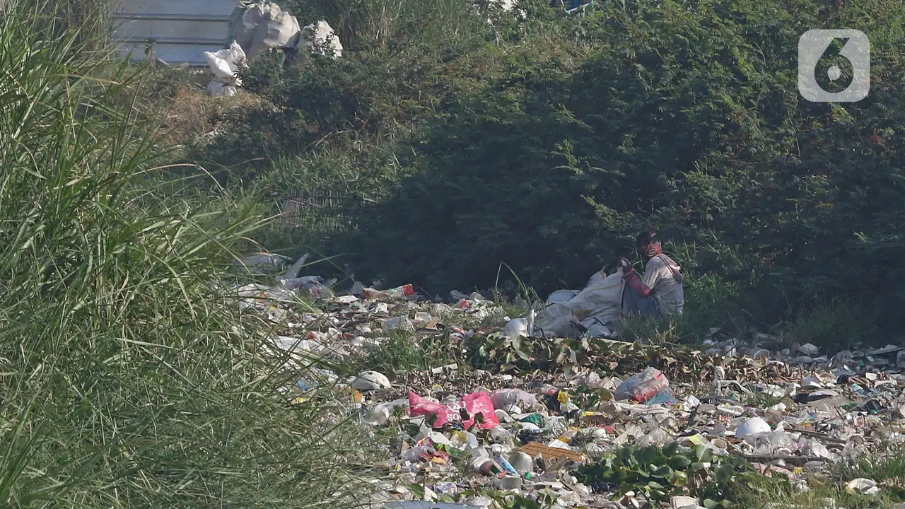 Kali di Kabupaten Bekasi Penuh Sampah