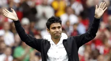 Eduardo of Arsenal acknowledges the crowd after a long period out due to an injury during the Emirates Cup competition match against Real Madrid at Emirates stadium, on August 3, 2008. AFP PHOTO/IAN KINGTON 