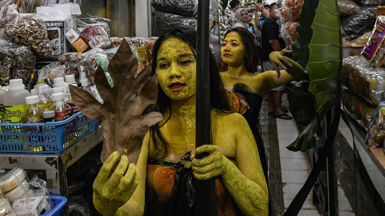 Aksi penari tampil di tengah pasar tradisional