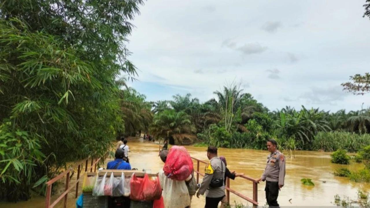 Warga Mulai Kelaparan, Seberangi Sungai Cuma Andalkan Ban Mobil Anak-Anak Tak Bisa Sekolah