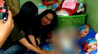 Kepala Dinas Pengendalian Penduduk, Pemberdayaan Perempuan, dan Perlindungan Anak (DP5A) Kota Surabaya, Chandra Oratmangon  saat melakukan outreach di rumah klien.