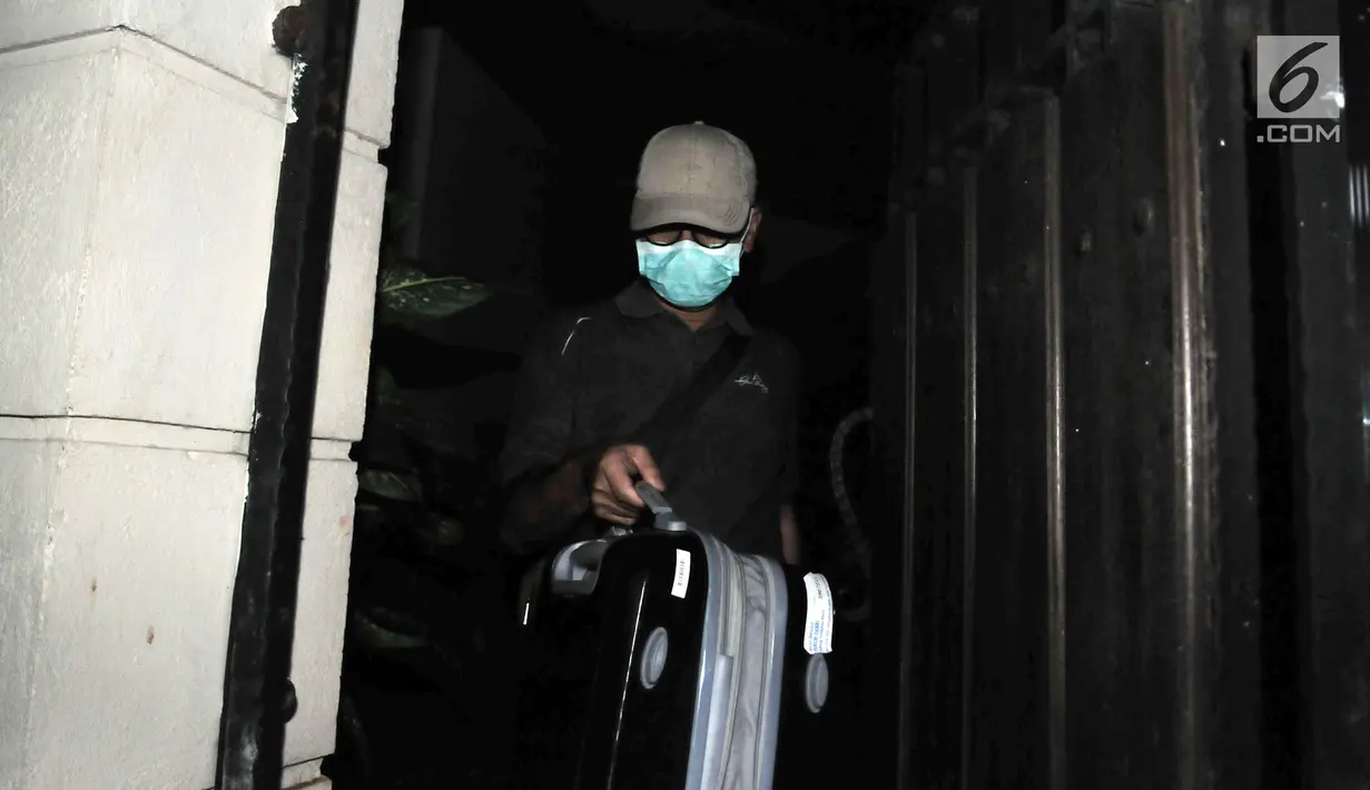 Penyidik KPK membawa koper saat penggeledahan di rumah Dirut PLN Sofyan Basir di Bendungan Hilir, Jakarta, Minggu (15/7). Penggeledahan terkait kasus suap yang melibatkan Eni Maulani Saragih dan Johannes Budisutrisno Kotjo. (Merdeka.com/Iqbal S Nugroho)