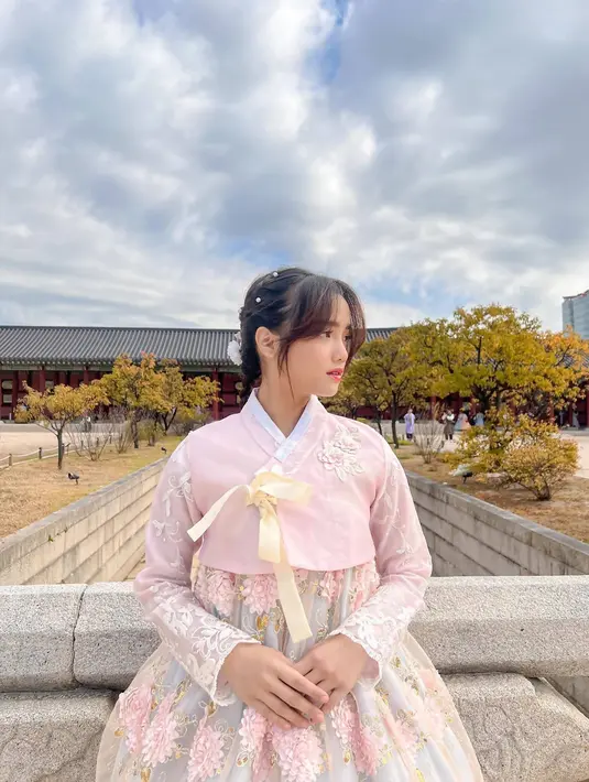 Ada banyak sekali foto yang diunggah oleh Fuji dalam media sosial Instagramnya. Dari sekian foto terlihat bahwa ia banyak mengunggah potretnya yang sendiri. Banyak netizen yang belum bisa move on dari Fuji dan Thoriq yang masih banyak mengungkit kembali hubungan keduanya. (Liputan6.com/IG/@fuji_an)