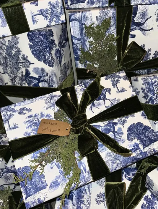 Kendall Jenner juga hadirkan gaya klasik pada kadonya. Bunkusan dengan kuansa biru dipermanis dengan pita dan aksen hidup melalui tanaman yang diaplikasikannya.  [Foto: Instagram/ Kim Kardashian]