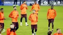 Striker Barcelona, Lionel Messi, saat latihan jelang leg pertama 16 besar Liga Champions di Stadion Stamford Bridge, Senin (19/2/2018). Chelsea akan berhadapan Barcelona. (AP/Alastair Grant)