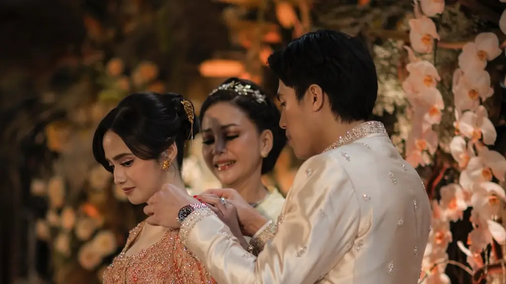 Melihat detail kalung berlian yang dipasangkan Maia Estianty untuk Syifa Hadju (@syifahadju)