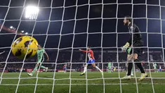 Pemain Girona Ivan Martin (tidak terlihat) mencetak gol ke gawang Atletico Madrid yang dijaga kiper Jan Oblak pada pertandingan sepak bola Liga Spanyol di Stadion Montilivi, Girona, Spanyol, Rabu (3/1/2024). (Pau BARRENA/AFP)