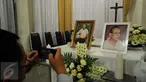Seorang kerabat mengabadikan gambar legenda sepakbola Indonesia. Sinyo Aliandoe yang meninggal dunia di Jakarta, Rabu (18/11/2015). Sinyo wafat pada usia 77 tahun dan disemayamkan di Rumah Duka St Carolus Jakarta. (Liputan6.com/Helmi Fithriansyah) 