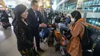 Direktur Utama Injourney Maya Watono (kiri) bersama Direktur Oprersional Injourney Airports Agus Haryadi (kanan) dan Direktur Komersial InJourney Airports Veri Y. Setiady (kedua kiri) berbincang dengan calon penumpang usai memberikan paparan terkait kesiapan angkutan Lebaran di Terminal 3 Bandar Udara Internasional Soekarno–Hatta, Tangerang, Banten, Rabu (11/3/2026). (merdeka.com/Arie Basuki)