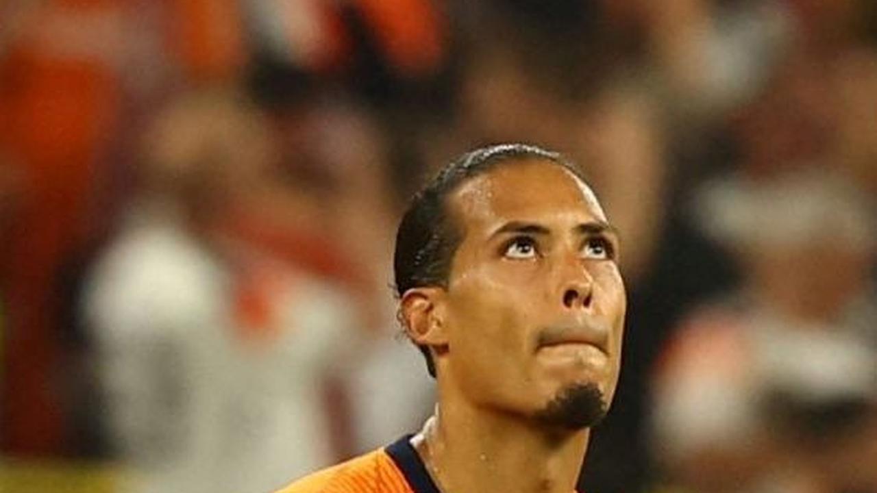 Ekspresi Virgil van Dijk dengan tatapan kecewa dan sedih usai pertandingan. Foto: REUTERS