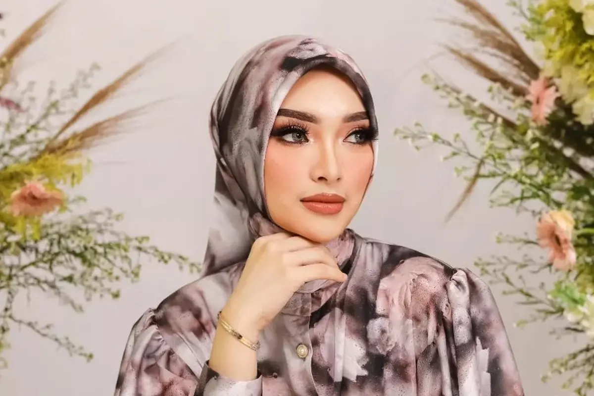 Zaskia Gotik Banting Setir Jualan Baju