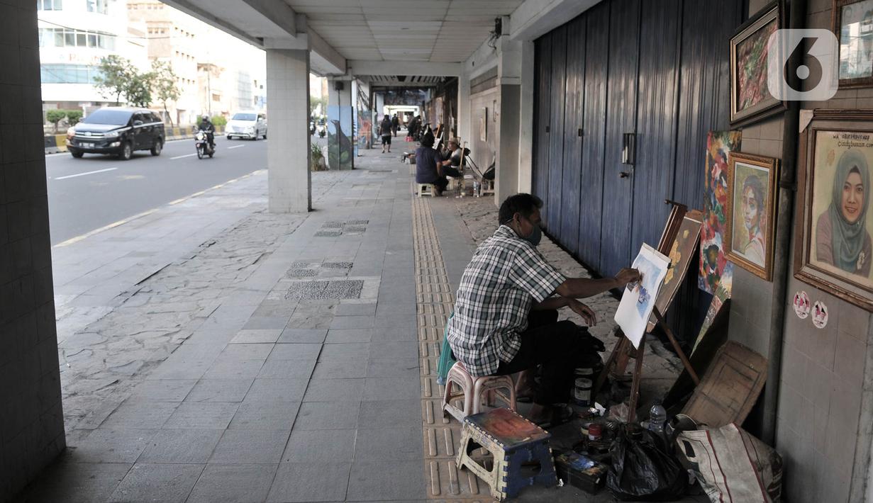 Seniman lukis menyelesaikan karyanya di pinggir Jalan Pintu Besar Selatan, Pinangsia, Jakarta, Selasa (2/6/2020). Pandemi virus corona COVID-19 ditambah adanya PSBB mengakibatkan penghasilan para pelukis di kawasan Kota Tua tersebut turun hingga 80 persen. (merdeka.com/Iqbal S. Nugroho)